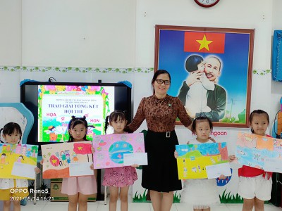 Trẻ tham gia hội thi "Họa sĩ tí hon" ngày 14/5/2021