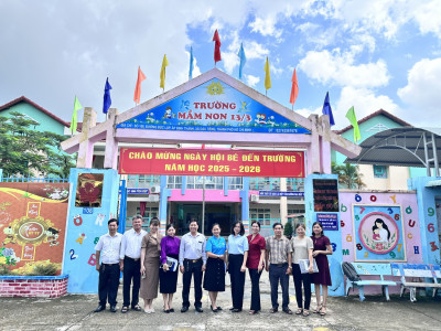 Đoàn khảo sát tình hình tổ chức đầu năm chụp ảnh lưu niệm cùng BGH nhà trường