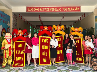 BGH Nhà trường chụp hình lưu niệm cùng đoàn múa lân sư rồng Lâm Dũng Đường