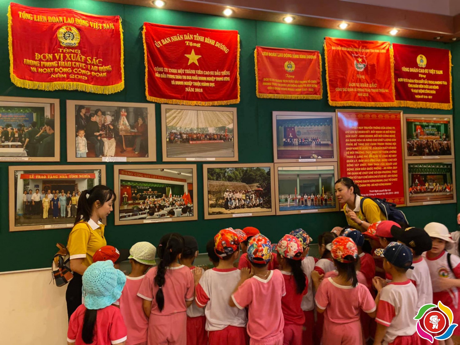 Bé được tham quan Bảo tàng tại Nhà Truyền thống công ty Cao Su Dầu Tiếng