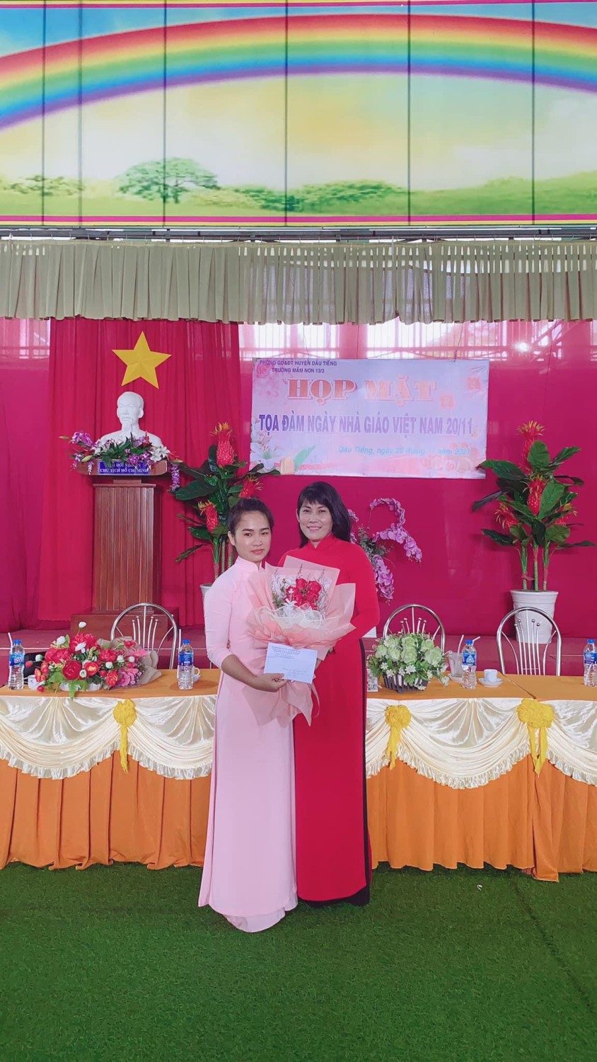 Cô Nghị Thanh Âu và Cô Phạm Bích Ngọc Phó trưởng phòng GDĐT Huyện Dầu Tiếng