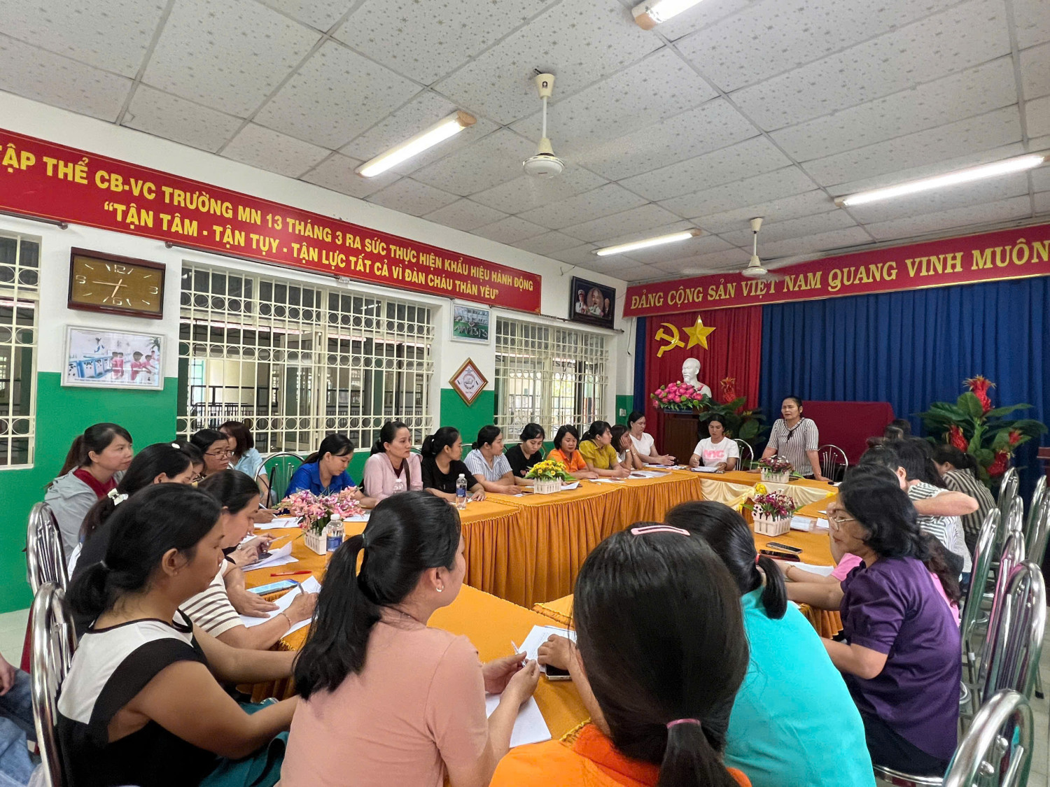 Tổ chức sinh hoạt chuyên môn định kỳ cho giáo viên  và người lao động