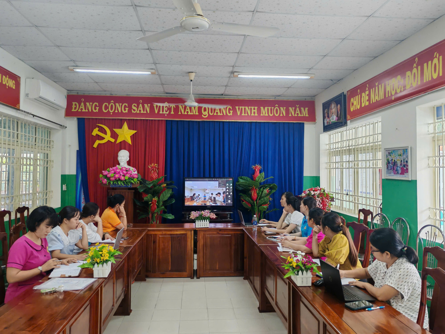 THAM GIA TẬP HUẤN TRỰC TUYẾN VỀ ỨNG DỤNG EDUI
