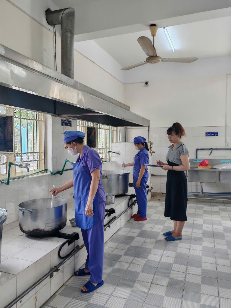 Công tác kiểm tra dự giờ khâu chế biến cấp dưỡng.
