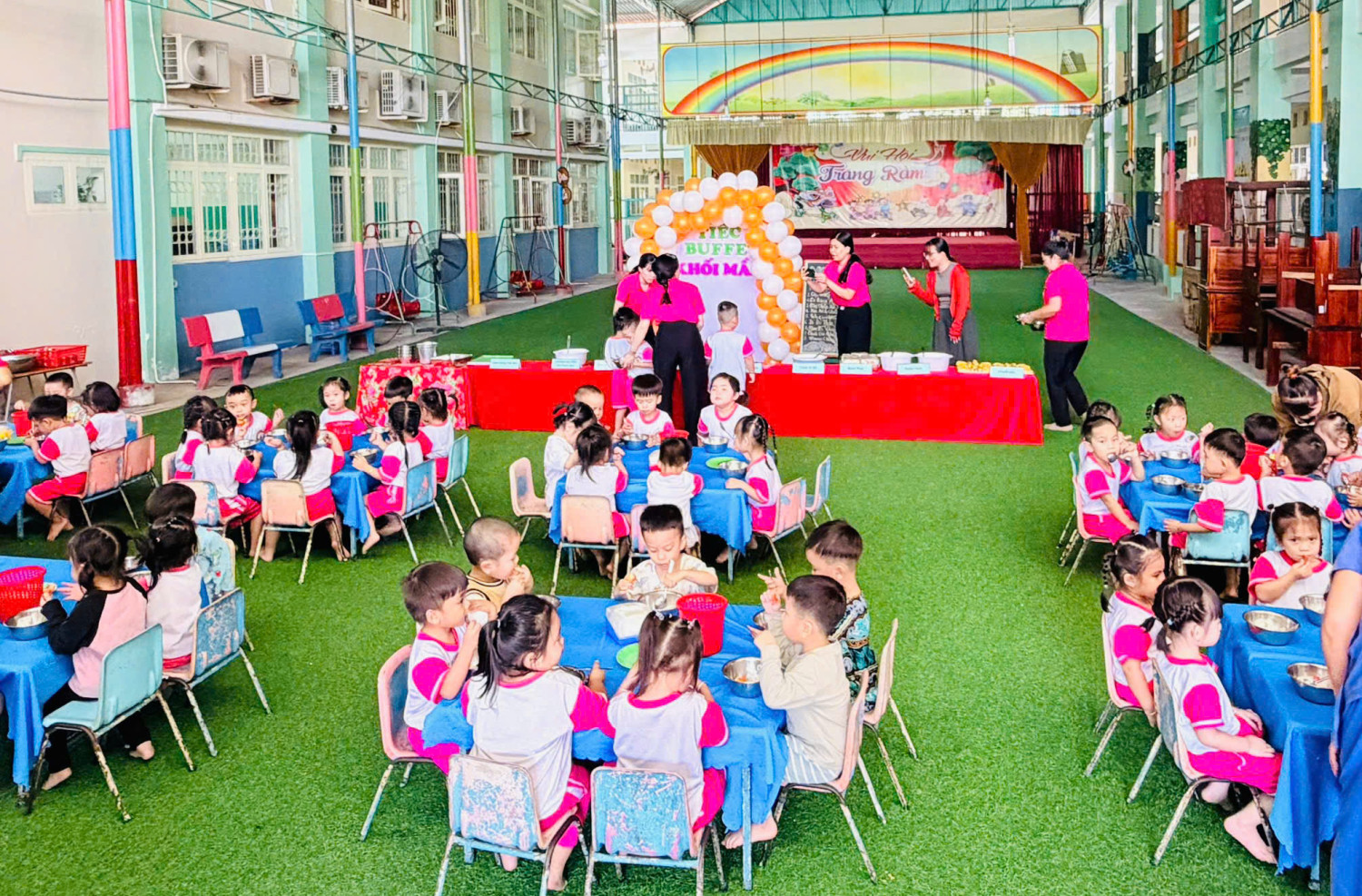 Chụp hình lưu niệm 