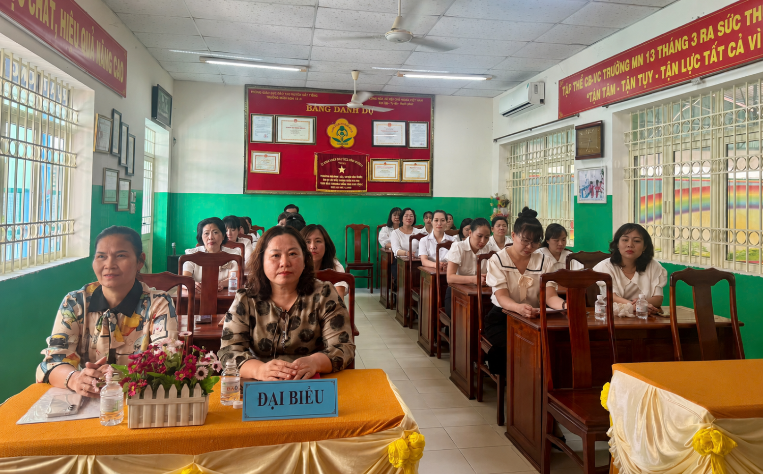 LỄ KẾT NẠP ĐẢNG VIÊN MỚI CHO ĐỒNG CHÍ: NGUYỄN THỊ HOÀI NI